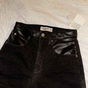 NWT Abercrombie and Fitch - leather detail curve love skinny jeans - 25 Short